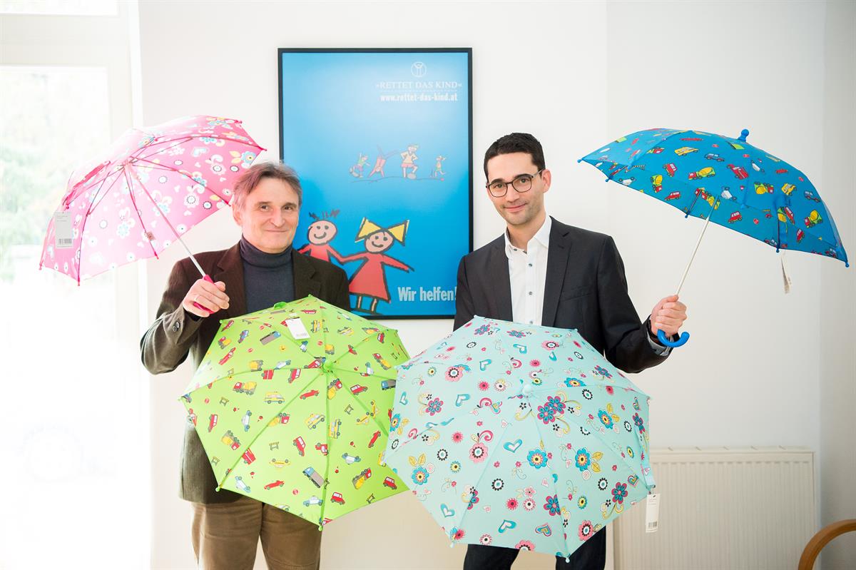 Fröhliche Kinderschirme für die regnerische Jahreszeit: Walter Paulhart (Rettet das Kind Österreich) und Michael Ornig (doppler Schirme) (vlnr)