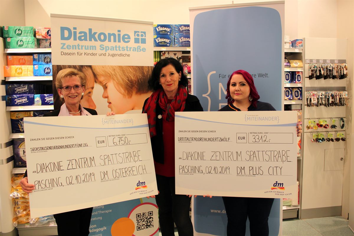 dm Gebeitsmanangerin Margarete Seidl, Diakonie-Geschäftsführerin Andrea Boxhofer und dm Filialleiterin Jasmin Blank freuen sich über die gesammelten Spenden.