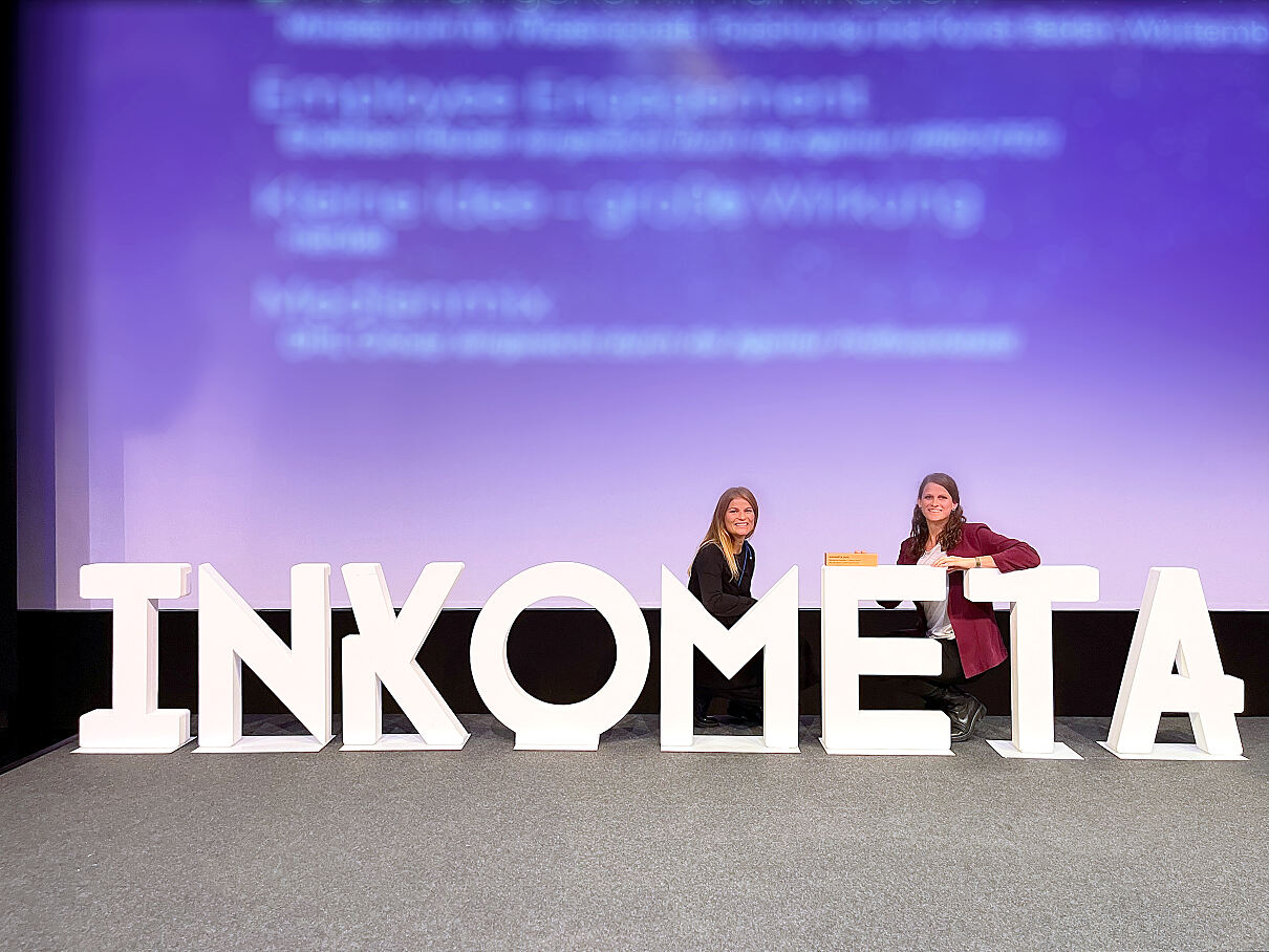 Natalie Fuchs (Geschäftsführerin movea) und Projektleiterin Elisabeth Rettenbacher freuten sich beim prestigeträchtigen INKOMETA Award in Berlin über den ersten Platz in der Kategorie „Beste eMAZ“