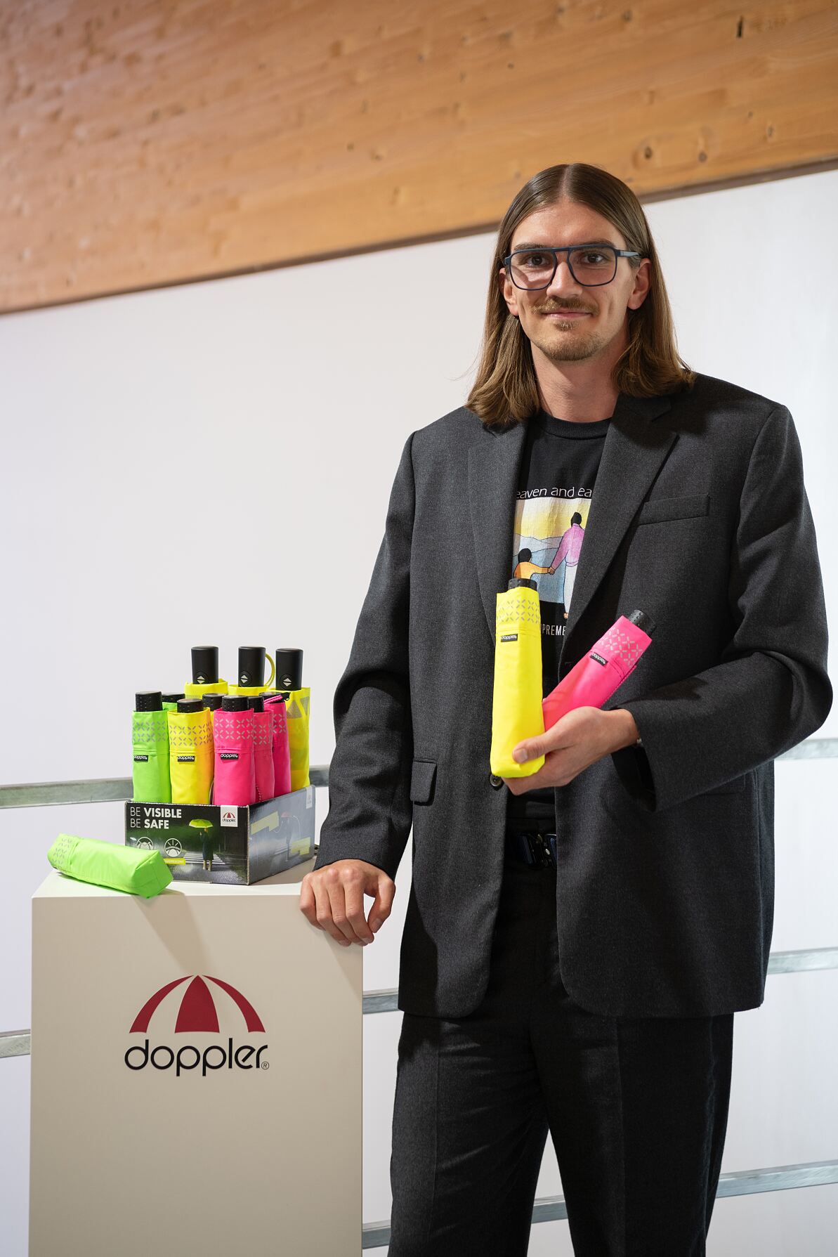 Thomas Pentenrieder, Innovation Designer bei doppler mit den Schirmen der Safety-Serie