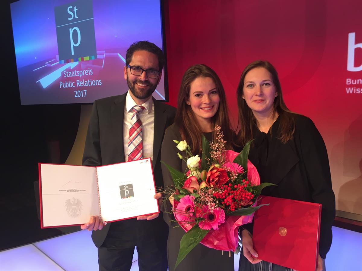 Freuten sich über den Kategoriesieg CSR beim Staatspreis PR (v.l.): Stefan Ornig und Anna-Maria Schäfer (movea), Sara Brandauer (dm drogerie markt)