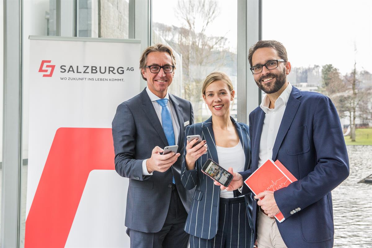 Präsentieren die neue Mitarbeiter App der Salzburg AG: Leonhard Schitter (Vorstand Salzburg AG), Michelle Strachwitz-Camminetz (LOOP New Media), Stefan Ornig (movea marketing)