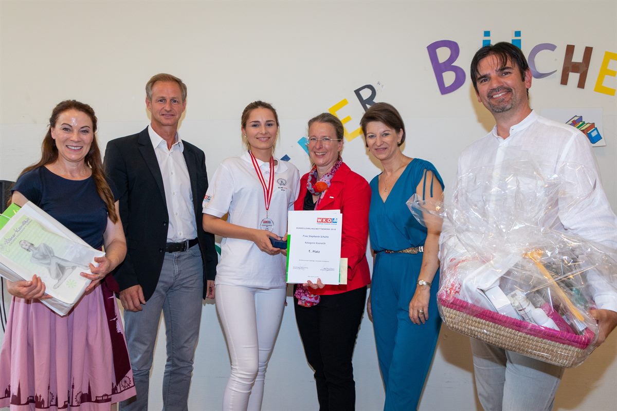 dm Lehrling Stephanie Schultz (3.v.l.) hat den ersten Platz in der Kategorie Kosmetik beim Bundeslehrlingswettbewerb geholt.