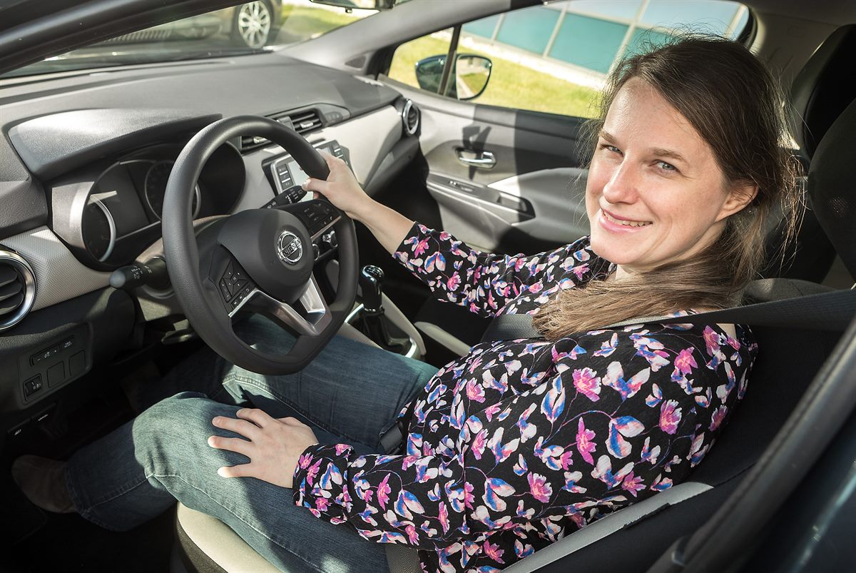 Gewinnerin Anna Humer nimmt ihr Nissan Micra Art-Car entgegen.