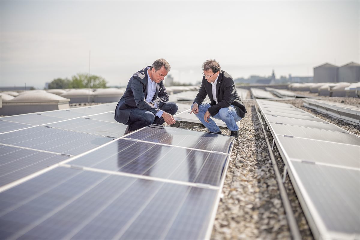 Roman Bartl (Fronius) und Gerald Gruber (dm) am Dach des Verteilzentrums mit der neuen Solaranlage. (vlnr) 