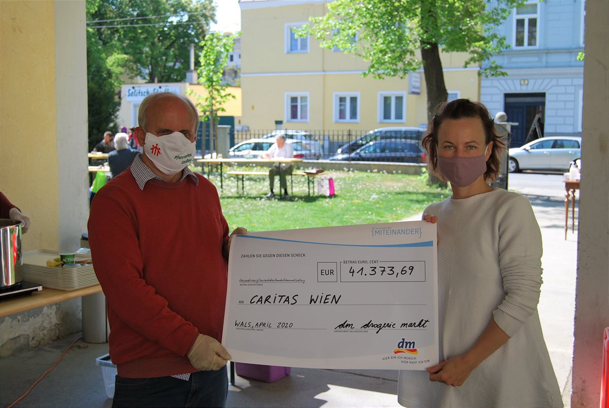 Maria Sofaly (Koordinatorin der WärmestubenPfarrCaritas der Erzdiözese Wien) und Kurt Roth (Caritasverantwortlicher, Pfarre Stadlau) nahmen den Scheck entgegen.