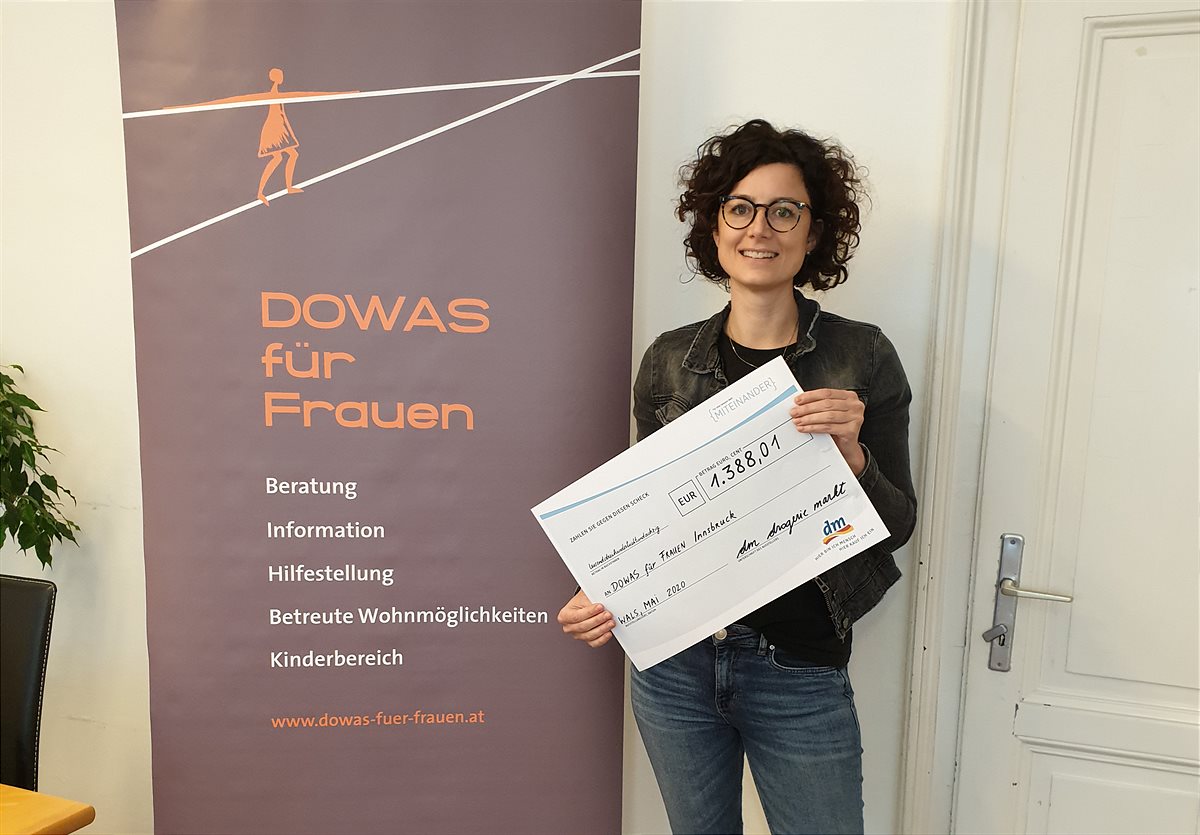 Mag.a Dr.in Julia Schratz, Geschäftführerin der DOWAS für Frauen in Tirol, mit dem Spendenscheck von dm drogerie markt. 