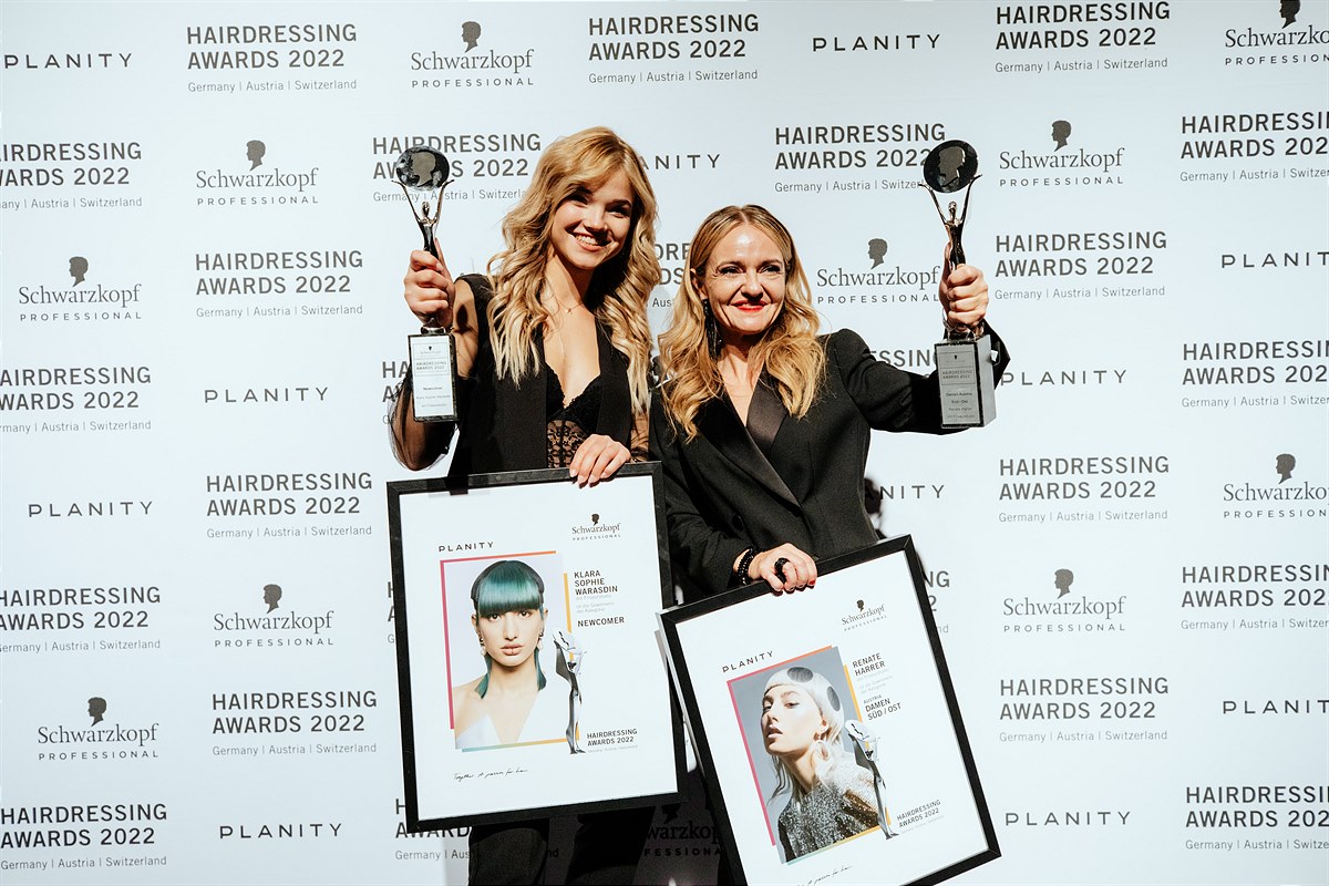 dm Lehrling Klara Sophie Warasdin und dm Qualitätstrainerin Renate Harrer gewannen bei den Hairdressing Awards 2022.