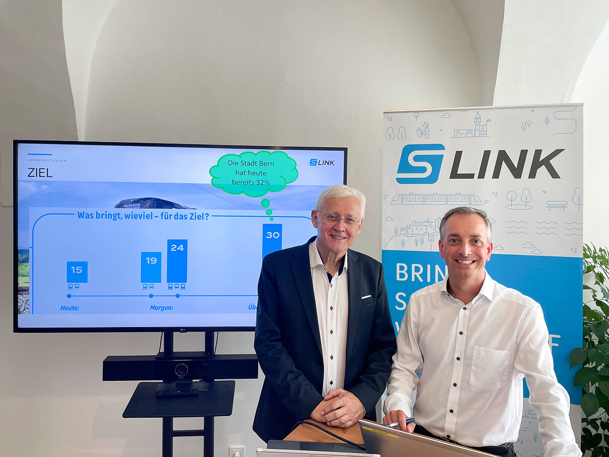 Günther Penetzdorfer (Geschäftsführer Metapublic-Relations) und Albert Greinmeister (Projektleiter S-LINK) zeigen, ...