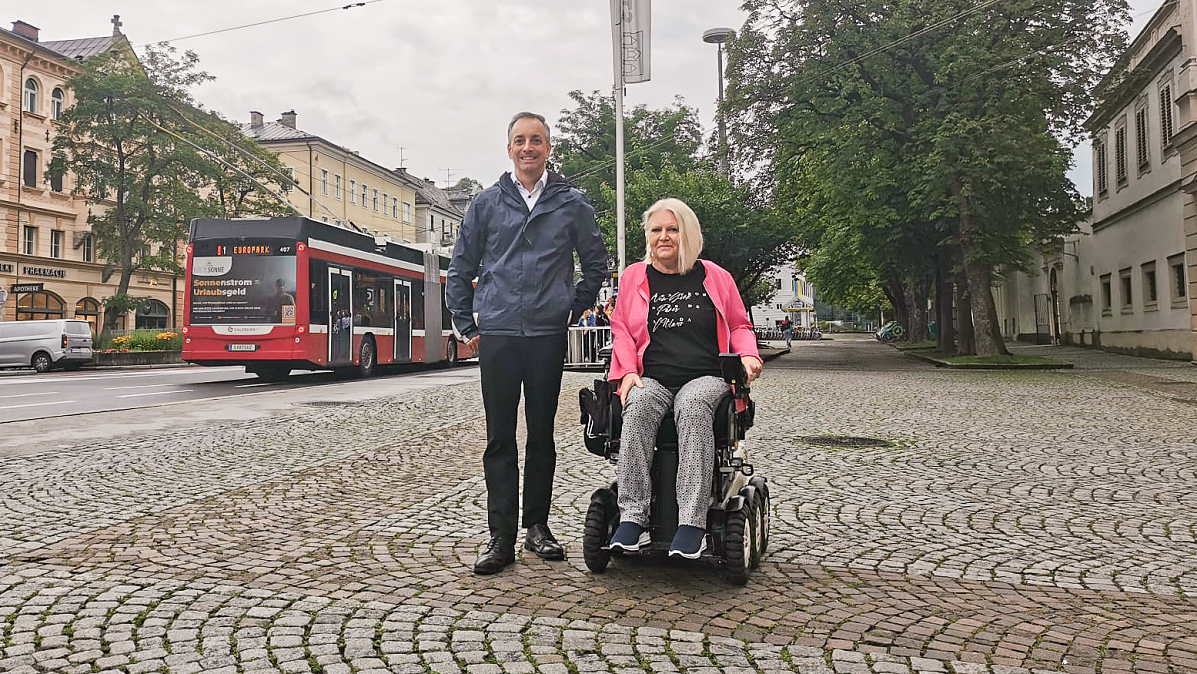 Monika Schmerold (Sachverständige für barrierefreies Bauen und Gestalten) und Albert Greinmeister (Projektleiter S-LINK) verdeutlichen, dass Maßnahmen zur Barrierefreiheit für zahlreiche Fahrgäste des S-LINK von Nutzen sind. 