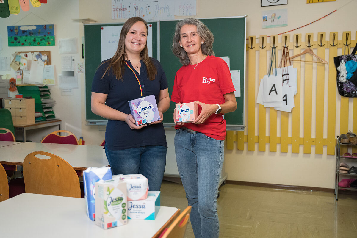 dm drogerie markt stattet Schulen und Caritas Lerncafés in ganz Österreich aus mit kostenlosen Periodenprodukte im Wert von insgesamt rund 52.000 Euro.